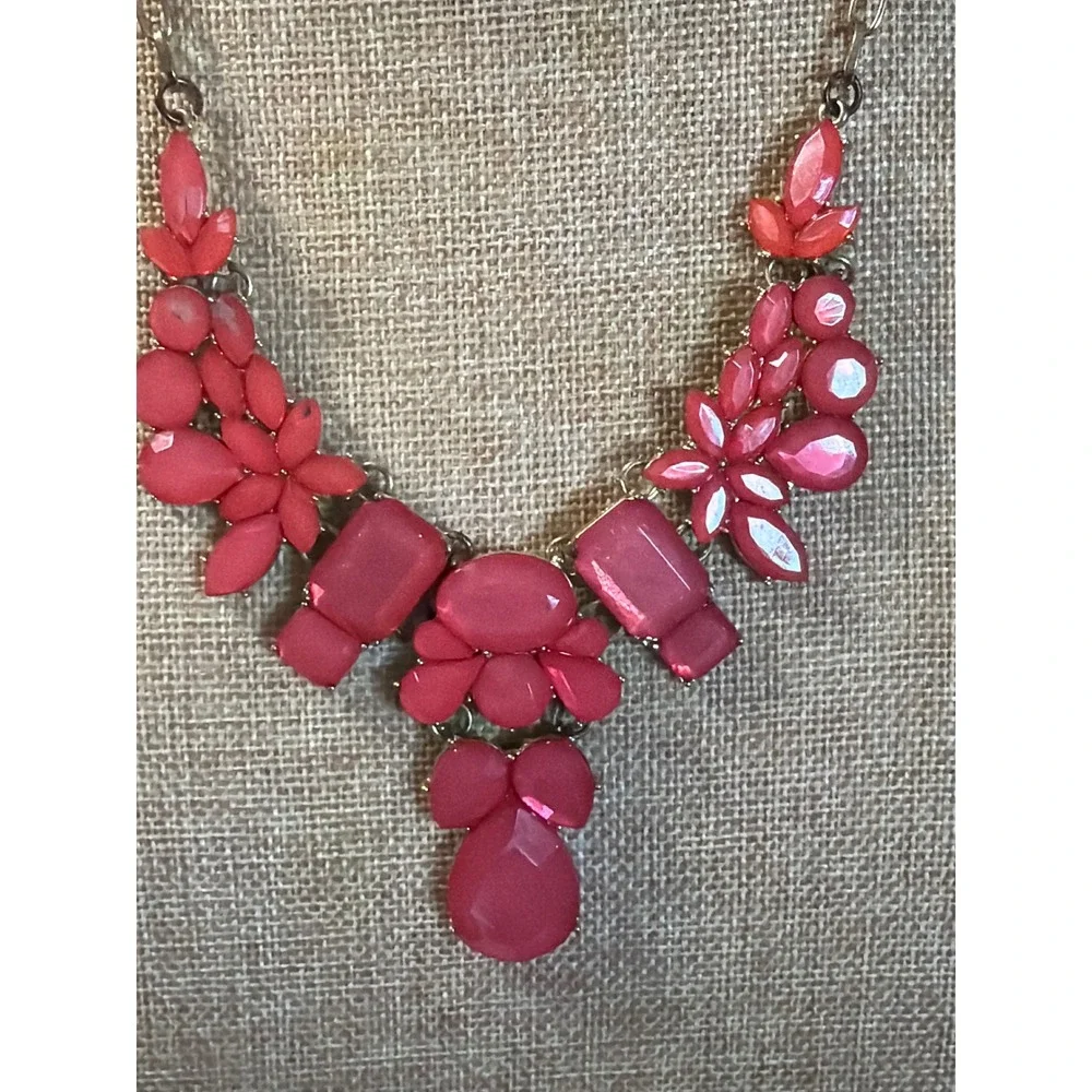 Coral Pink Bib Statement Necklace Gold Tone Resin Stone Floral Teardrop‎ Chunky